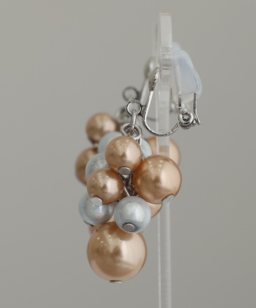 PourVous（プールヴー）の「メタリックグレープイヤリング 結婚式 同窓会 オケージョン お呼ばれ（イヤリング・レディース・ゴールド/アイボリー・FREE）」の5枚目の写真