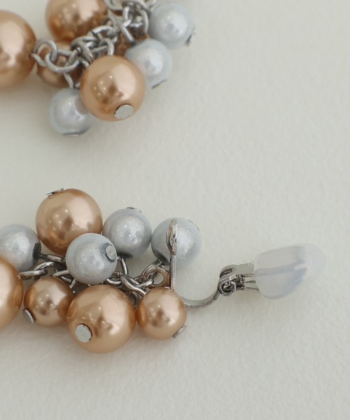 PourVous（プールヴー）の「メタリックグレープイヤリング 結婚式 同窓会 オケージョン お呼ばれ（イヤリング・レディース・ゴールド/アイボリー・FREE）」の6枚目の写真