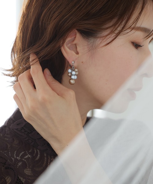 PourVous（プールヴー）の「メタリックグレープイヤリング 結婚式 同窓会 オケージョン お呼ばれ（イヤリング・レディース・ゴールド/アイボリー・FREE）」の7枚目の写真