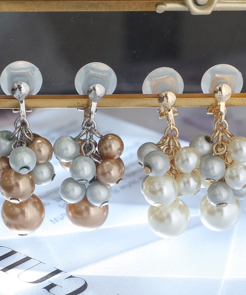 PourVous（プールヴー）の「メタリックグレープイヤリング 結婚式 同窓会 オケージョン お呼ばれ（イヤリング・レディース・ゴールド/アイボリー・FREE）」の4枚目の写真