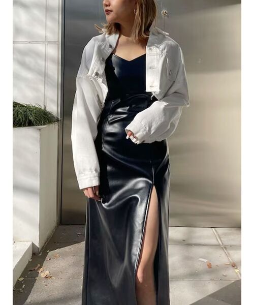 EVRIS(エヴリス)の「フェイクレザーロングスリットワンピース(ワンピース・レディース・ブラック/アイボリー・FREE)」の2枚目の写真