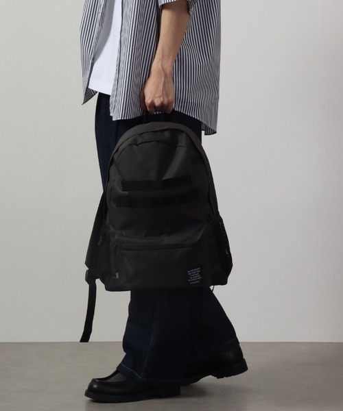 FUNALIVE(ファンアライブ)の「JUNESELECT ポイントテープバイカラー デイパック(バックパック/リュック・レディース・カーキ/ブラック/チャコールグレー/ベージュ・FREE)」の1枚目の写真