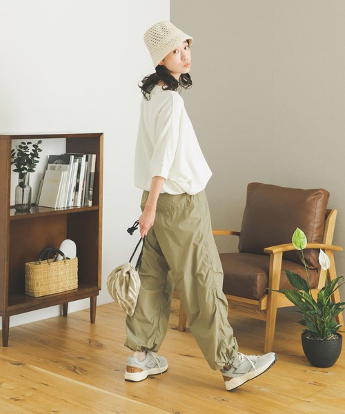 URBAN RESEARCH DOORS（アーバンリサーチドアーズ）の「『WEB/一部店舗限定カラー』タックフライスワイドTシャツ（Tシャツ/カットソー・レディース・ベージュ/オフホワイト/ホワイト系その他/ネイビー/ブラック/チャコールグレー・MEDIUM）」の7枚目の写真