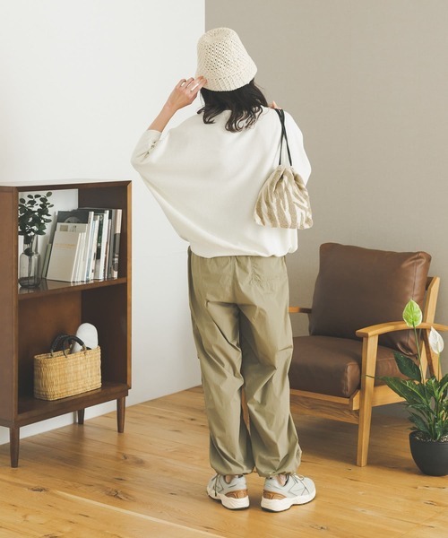 URBAN RESEARCH DOORS（アーバンリサーチドアーズ）の「『WEB/一部店舗限定カラー』タックフライスワイドTシャツ（Tシャツ/カットソー・レディース・ベージュ/オフホワイト/ホワイト系その他/ネイビー/ブラック/チャコールグレー・MEDIUM）」の8枚目の写真