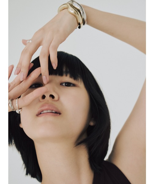 emmi(エミ)の「【emmi atelier】プランプウエーブバングル(ネックレス・レディース・シルバー/ゴールド・FREE)」の12枚目の写真