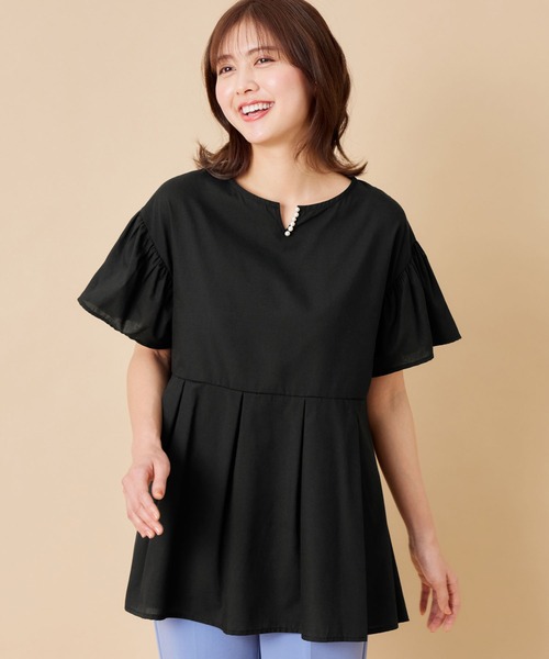alotta(アロッタ)の「パール調ボタン付キーネックトップス(Tシャツ/カットソー・レディース・オフホワイト/イエロー/ブラック・MEDIUM/LARGE/XX-LARGE/X-LARGE)」の1枚目の写真