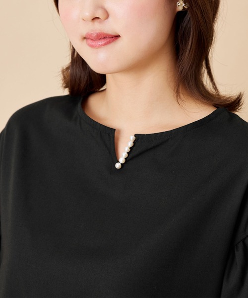 alotta(アロッタ)の「パール調ボタン付キーネックトップス(Tシャツ/カットソー・レディース・オフホワイト/イエロー/ブラック・MEDIUM/LARGE/XX-LARGE/X-LARGE)」の8枚目の写真