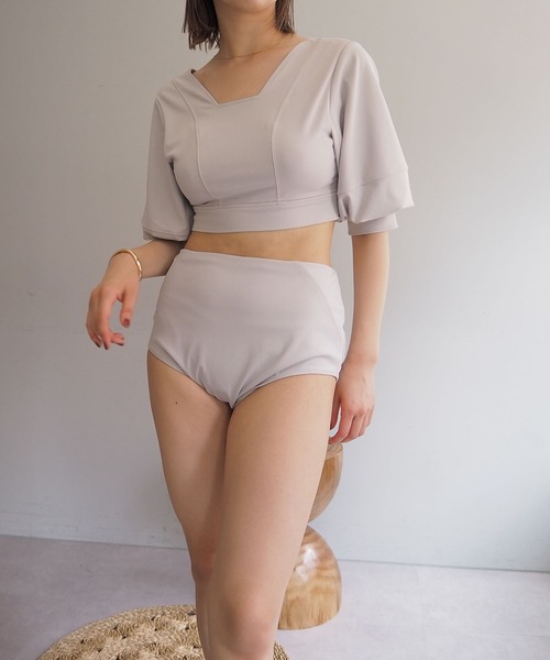 CAPRICIEUX LE'MAGE（カプリシューレマージュ）の「パフスリーブスイムウェア（水着・レディース・ブラック/グレイッシュベージュ・36/38）」の18枚目の写真