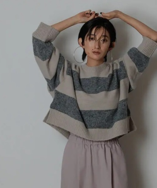 CHIGNON(シニヨン)の「CHIGNON ボーダーショートニットプルオーバー(ニット/セーター・レディース・ブラック/オフホワイト/グレイッシュベージュ・FREE)」の9枚目の写真