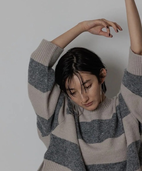 CHIGNON(シニヨン)の「CHIGNON ボーダーショートニットプルオーバー(ニット/セーター・レディース・ブラック/オフホワイト/グレイッシュベージュ・FREE)」の10枚目の写真