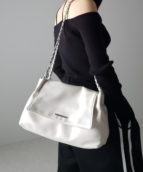 me+em select(ミームセレクト)の「【 3color 】チェーンフェイクレザーフラップショルダーバッグ / chain fake leather flap shoulder bag(ショルダーバッグ・レディース・ブラック/シルバー/アイボリー・FREE)」の9枚目の写真