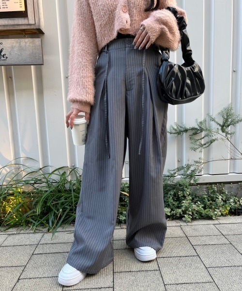 nemne store(ネンネストア)の「【低身長サイズあり】タック入りストライプワイドスラックス(スラックス・レディース・ブラック/グレー・SMALL/MEDIUM)」の2枚目の写真