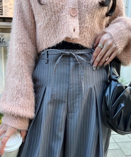 nemne store(ネンネストア)の「【低身長サイズあり】タック入りストライプワイドスラックス(スラックス・レディース・ブラック/グレー・SMALL/MEDIUM)」の4枚目の写真