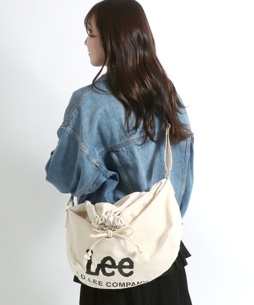 Lee(リー)の「Lee(リー)ブランドロゴプリント ドローストリングショルダーバッグ/メンズ レディース ユニセックス/ビッグショルダー(ショルダーバッグ・メンズ・オフホワイト/ブラック/ホワイト系その他/グレー・FREE)」の2枚目の写真