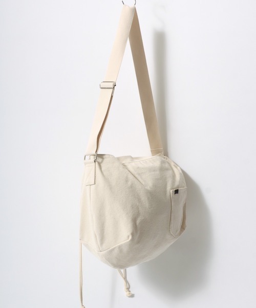 Lee(リー)の「Lee(リー)ブランドロゴプリント ドローストリングショルダーバッグ/メンズ レディース ユニセックス/ビッグショルダー(ショルダーバッグ・メンズ・オフホワイト/ブラック/ホワイト系その他/グレー・FREE)」の19枚目の写真