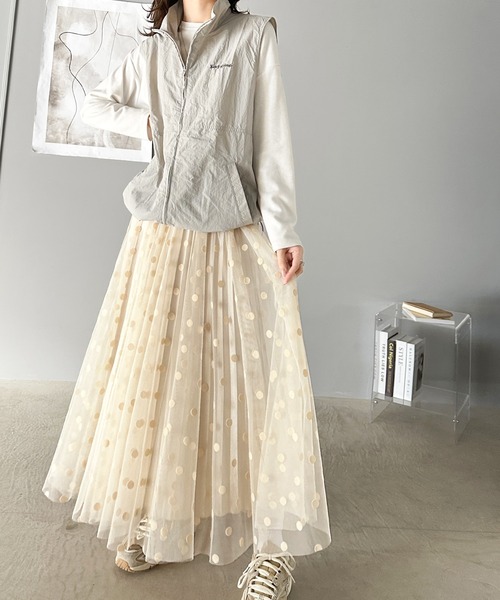 甘めカジュアル。リバーシブル2wayチュールフロッキードット×サテンプリーツスカート