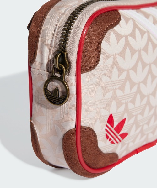 adidas（アディダス）の「トレフォイル モノグラム ジャカード スエード ミニエアライナーバッグ / アディダスオリジナルス adidas Originals（バックパック/リュック・レディース・ベージュ/ブラウン・FREE）」の6枚目の写真