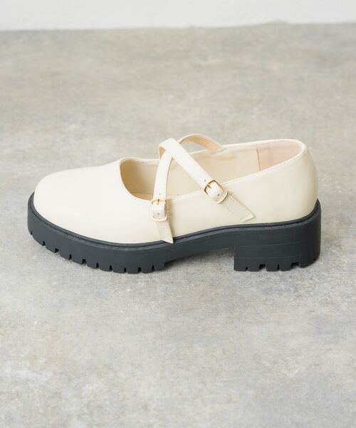 RETRO GIRL（レトロガール）の「クロスベルトシューズ（ローファー・レディース・ブラック/オフホワイト/ブラック系その他・MEDIUM/LARGE）」の16枚目の写真