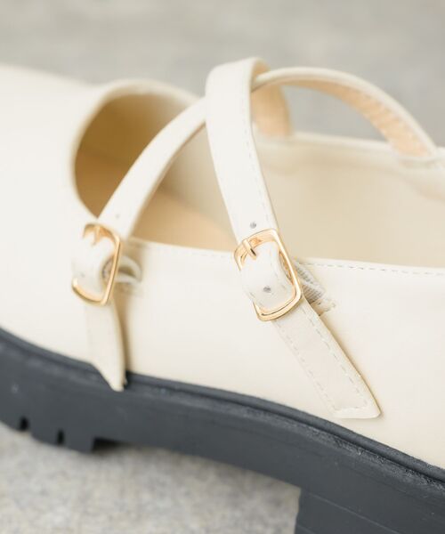 RETRO GIRL（レトロガール）の「クロスベルトシューズ（ローファー・レディース・ブラック/オフホワイト/ブラック系その他・MEDIUM/LARGE）」の18枚目の写真