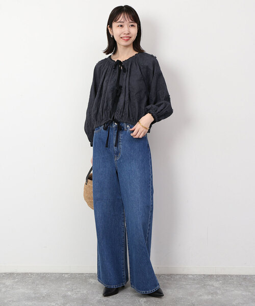 SLOBE IENA(スローブイエナ)の「コットンフラワーモチーフ刺しゅうブラウス(シャツ/ブラウス・レディース・ライトグレー/アイボリー・FREE)」の4枚目の写真
