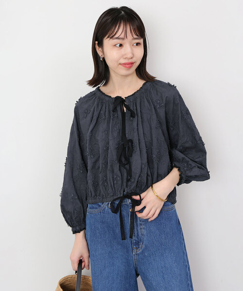 SLOBE IENA(スローブイエナ)の「コットンフラワーモチーフ刺しゅうブラウス(シャツ/ブラウス・レディース・ライトグレー/アイボリー・FREE)」の8枚目の写真