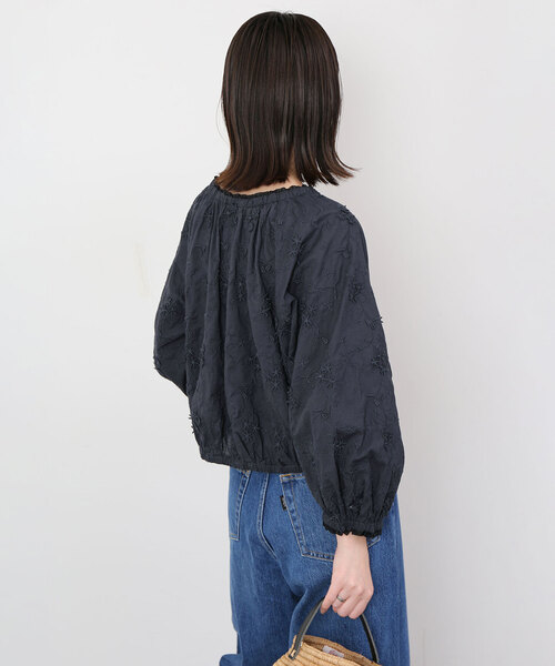 SLOBE IENA(スローブイエナ)の「コットンフラワーモチーフ刺しゅうブラウス(シャツ/ブラウス・レディース・ライトグレー/アイボリー・FREE)」の9枚目の写真