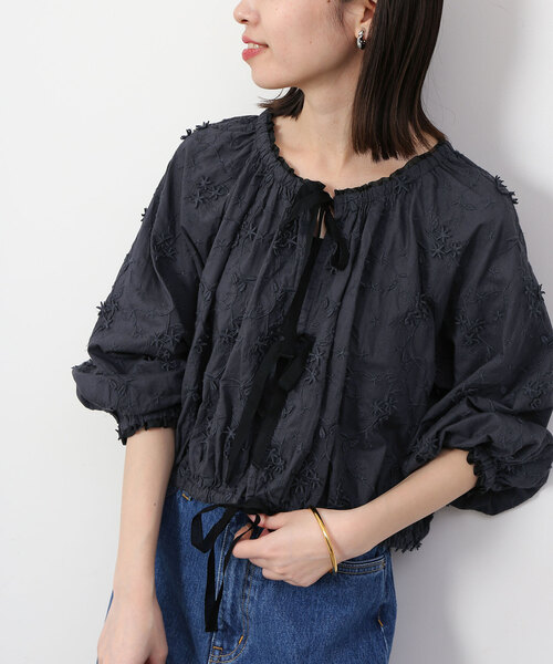 SLOBE IENA(スローブイエナ)の「コットンフラワーモチーフ刺しゅうブラウス(シャツ/ブラウス・レディース・ライトグレー/アイボリー・FREE)」の12枚目の写真