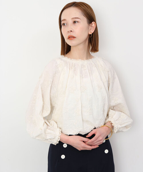 SLOBE IENA(スローブイエナ)の「コットンフラワーモチーフ刺しゅうブラウス(シャツ/ブラウス・レディース・ライトグレー/アイボリー・FREE)」の17枚目の写真