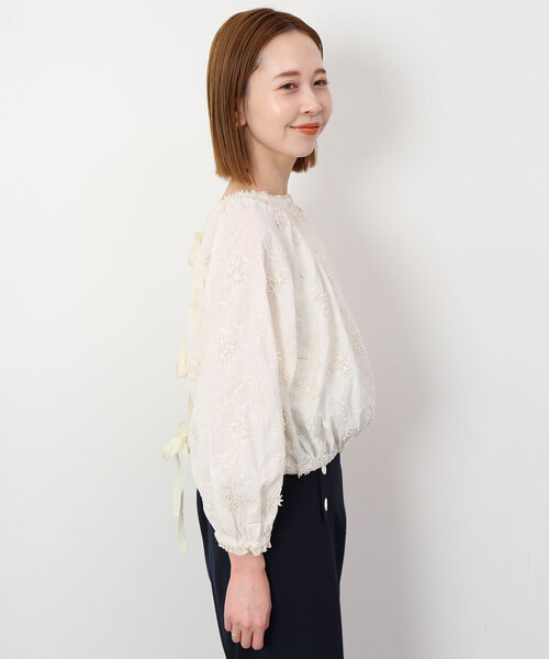 SLOBE IENA(スローブイエナ)の「コットンフラワーモチーフ刺しゅうブラウス(シャツ/ブラウス・レディース・ライトグレー/アイボリー・FREE)」の18枚目の写真
