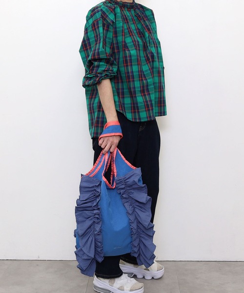 SMIR NASLI（サミールナスリ）の「配色ボリュームフリルトートバッグ／Ａ４対応（トートバッグ・レディース・オリーブ/ベージュ/ピンク/ブルー/レッド/ブラック/ライトグリーン・9/FREE）」の13枚目の写真