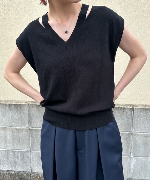 select MOCA（セレクトモカ）の「Vネックカットフレンチスリーブニット（ニット/セーター・レディース・グレイッシュベージュ/ブラック/オフホワイト・FREE）」の2枚目の写真