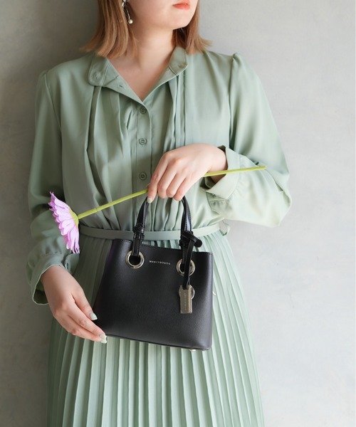 MERCURYDUO(マーキュリーデュオ)の「【MERCURYDUO/マーキュリーデュオ 】 メタル アイレット ミニハンドバッグ(ハンドバッグ・レディース・スモークピンク/グレイッシュベージュ/ブラック/オリーブ/シルバー/オフホワイト/ベージュ/ゴールド/キャメル/ブロンズ/ブルーグレー/アイボリー・FREE)」の4枚目の写真