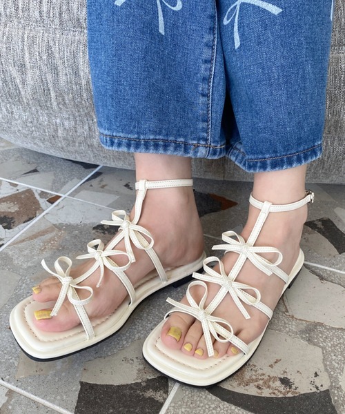 moment+（モーメントプラス）の「3連リボンエナメルフラットサンダル（サンダル・レディース・ピンク/ゴールド/アイボリー/シルバー/ブラック・M/L）」の7枚目の写真