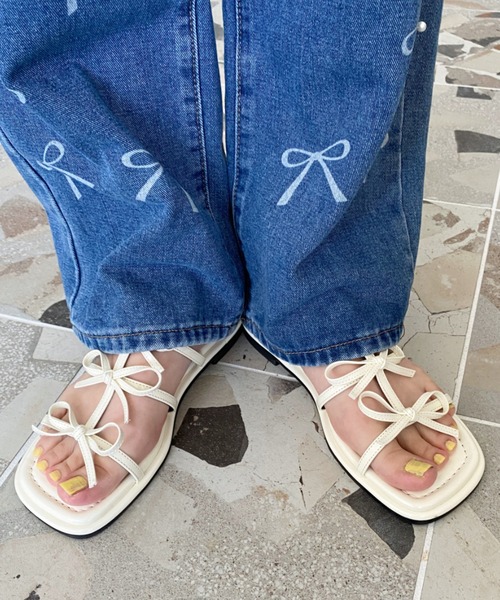 moment+（モーメントプラス）の「3連リボンエナメルフラットサンダル（サンダル・レディース・ピンク/ゴールド/アイボリー/シルバー/ブラック・M/L）」の8枚目の写真