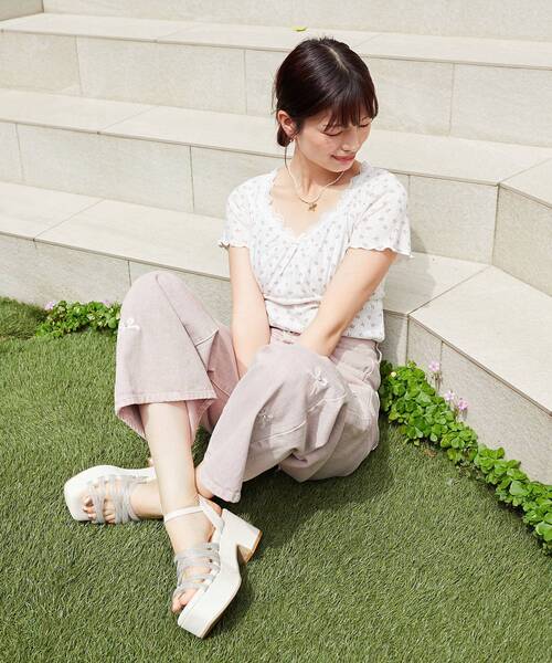 MAJESTIC LEGON（マジェスティックレゴン）の「ローズモチーフ付きTシャツ（Tシャツ/カットソー・レディース・ピンク系その他2/ブルー系その他2/イエロー系その他・MEDIUM）」の4枚目の写真