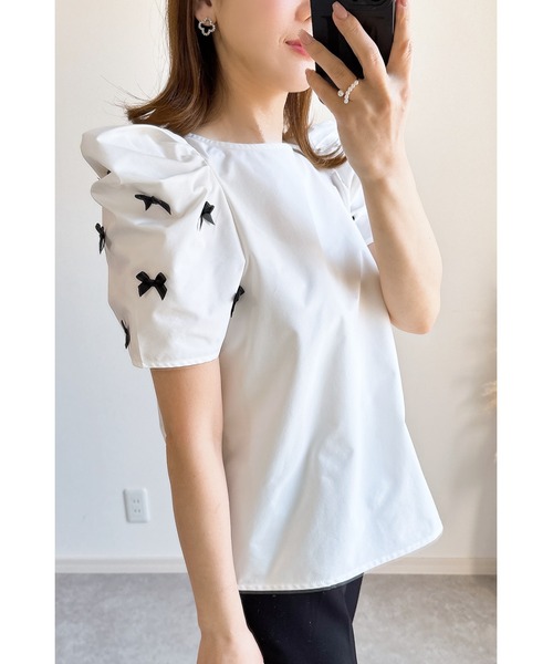 &. NOSTALGIA（アンドドットノスタルジア）の「【ZOZO限定】袖リボンモチーフカットソー（シャツ/ブラウス・レディース・オフホワイト/ブラック・M）」の5枚目の写真