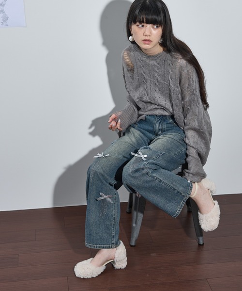 THE YOn(ザヨン)の「リボンモチーフダメージデニムパンツ(デニムパンツ・レディース・ライトブルー/ブルー・S/M)」の2枚目の写真