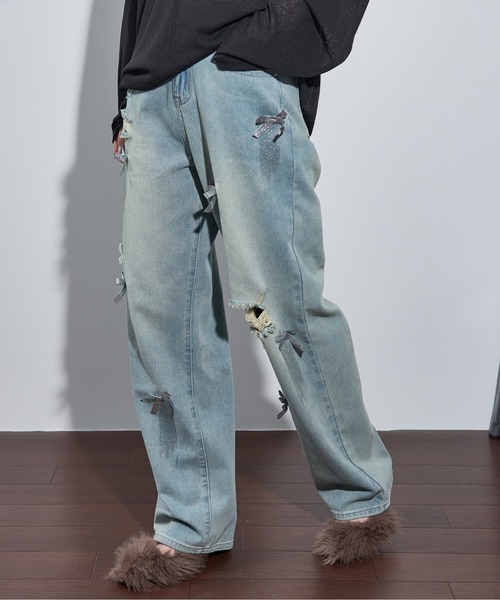 THE YOn(ザヨン)の「リボンモチーフダメージデニムパンツ(デニムパンツ・レディース・ライトブルー/ブルー・S/M)」の5枚目の写真