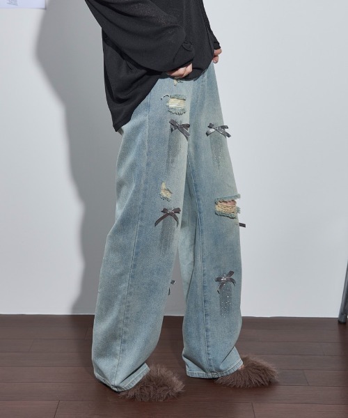 THE YOn(ザヨン)の「リボンモチーフダメージデニムパンツ(デニムパンツ・レディース・ライトブルー/ブルー・S/M)」の6枚目の写真