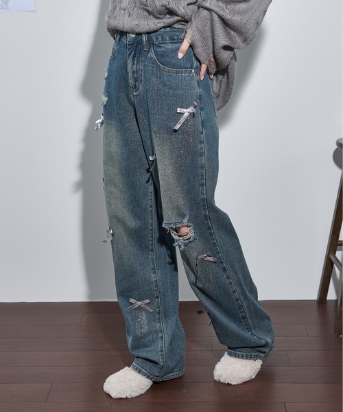 THE YOn(ザヨン)の「リボンモチーフダメージデニムパンツ(デニムパンツ・レディース・ライトブルー/ブルー・S/M)」の16枚目の写真