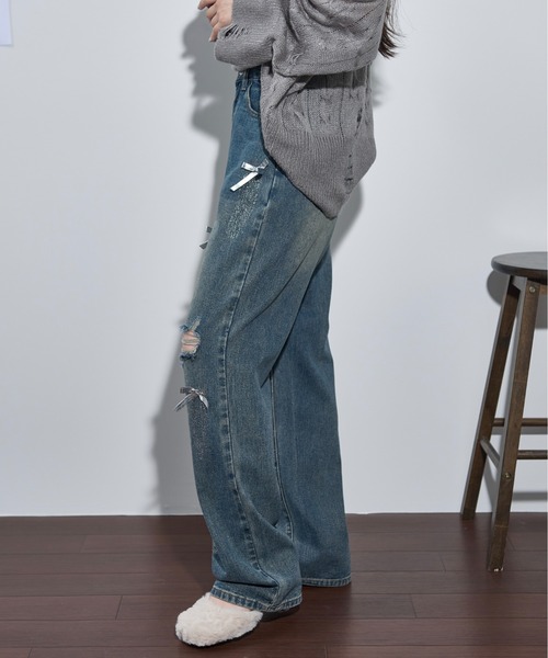 THE YOn(ザヨン)の「リボンモチーフダメージデニムパンツ(デニムパンツ・レディース・ライトブルー/ブルー・S/M)」の17枚目の写真