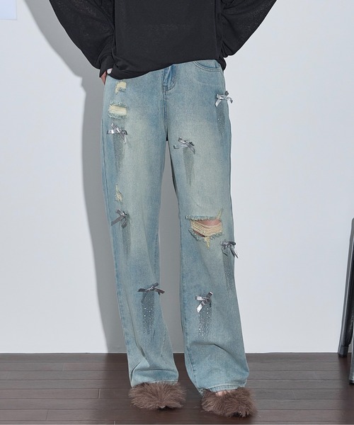 THE YOn(ザヨン)の「リボンモチーフダメージデニムパンツ(デニムパンツ・レディース・ライトブルー/ブルー・S/M)」の4枚目の写真