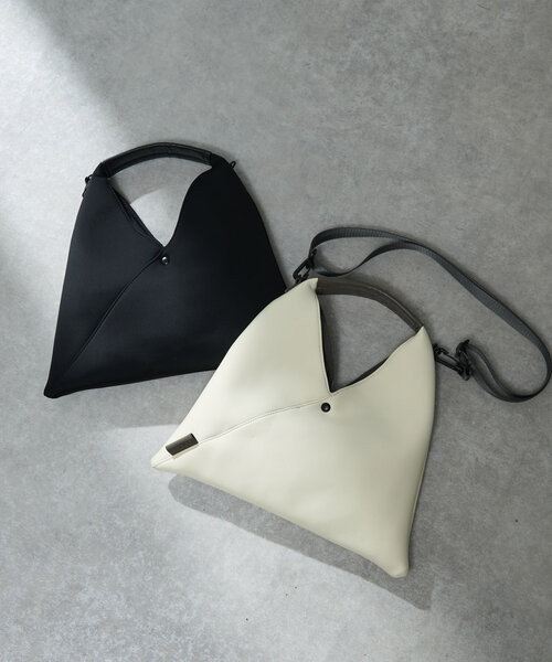 un dix cors(アンディコール)の「ダイバー風素材2WAYサンカクミニバッグ(ハンドバッグ・レディース・ホワイト/ブラック・FREE)」の1枚目の写真