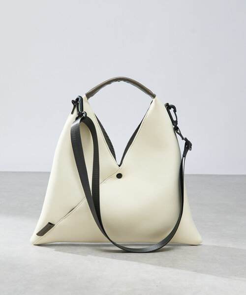 un dix cors(アンディコール)の「ダイバー風素材2WAYサンカクミニバッグ(ハンドバッグ・レディース・ホワイト/ブラック・FREE)」の5枚目の写真