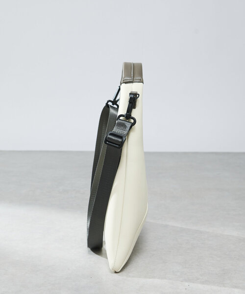 un dix cors(アンディコール)の「ダイバー風素材2WAYサンカクミニバッグ(ハンドバッグ・レディース・ホワイト/ブラック・FREE)」の6枚目の写真