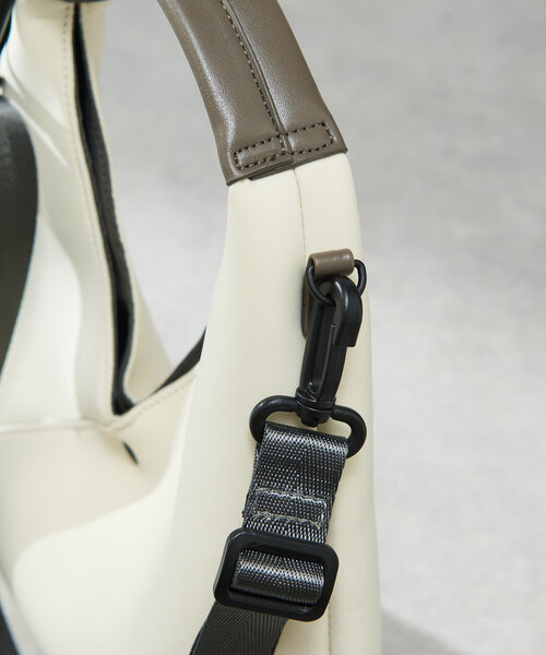 un dix cors(アンディコール)の「ダイバー風素材2WAYサンカクミニバッグ(ハンドバッグ・レディース・ホワイト/ブラック・FREE)」の7枚目の写真