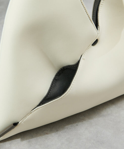 un dix cors(アンディコール)の「ダイバー風素材2WAYサンカクミニバッグ(ハンドバッグ・レディース・ホワイト/ブラック・FREE)」の8枚目の写真