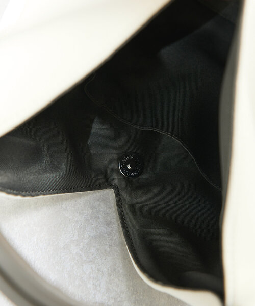 un dix cors(アンディコール)の「ダイバー風素材2WAYサンカクミニバッグ(ハンドバッグ・レディース・ホワイト/ブラック・FREE)」の9枚目の写真