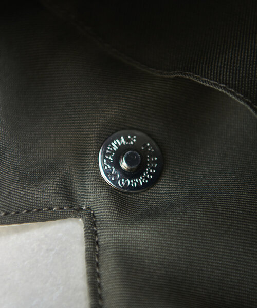 un dix cors(アンディコール)の「ダイバー風素材2WAYサンカクミニバッグ(ハンドバッグ・レディース・ホワイト/ブラック・FREE)」の10枚目の写真