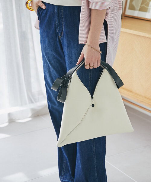 un dix cors(アンディコール)の「ダイバー風素材2WAYサンカクミニバッグ(ハンドバッグ・レディース・ホワイト/ブラック・FREE)」の12枚目の写真